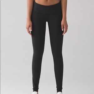 Lululemon size 8 mid-rise Wonder Unders - Black